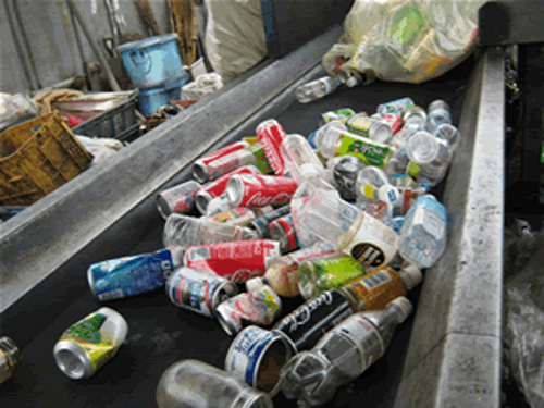 当社のリサイクル施設にて、回収したペットボトルをベルトコンベアーに乗せます